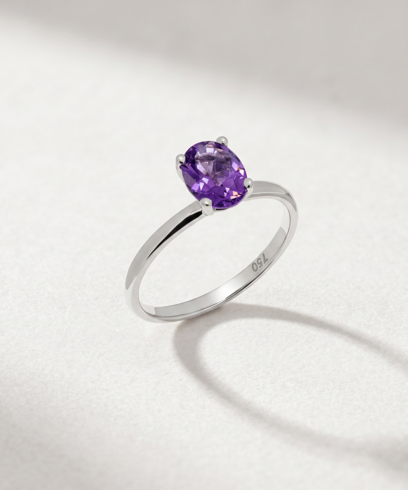 Oval-Cut Amethyst Solitaire Ring in K18 White Gold