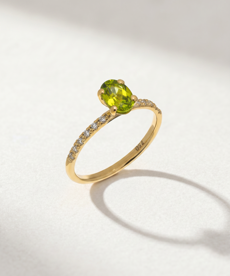 Oval-Cut Peridot and Diamond Ring in K18 Yellow Gold