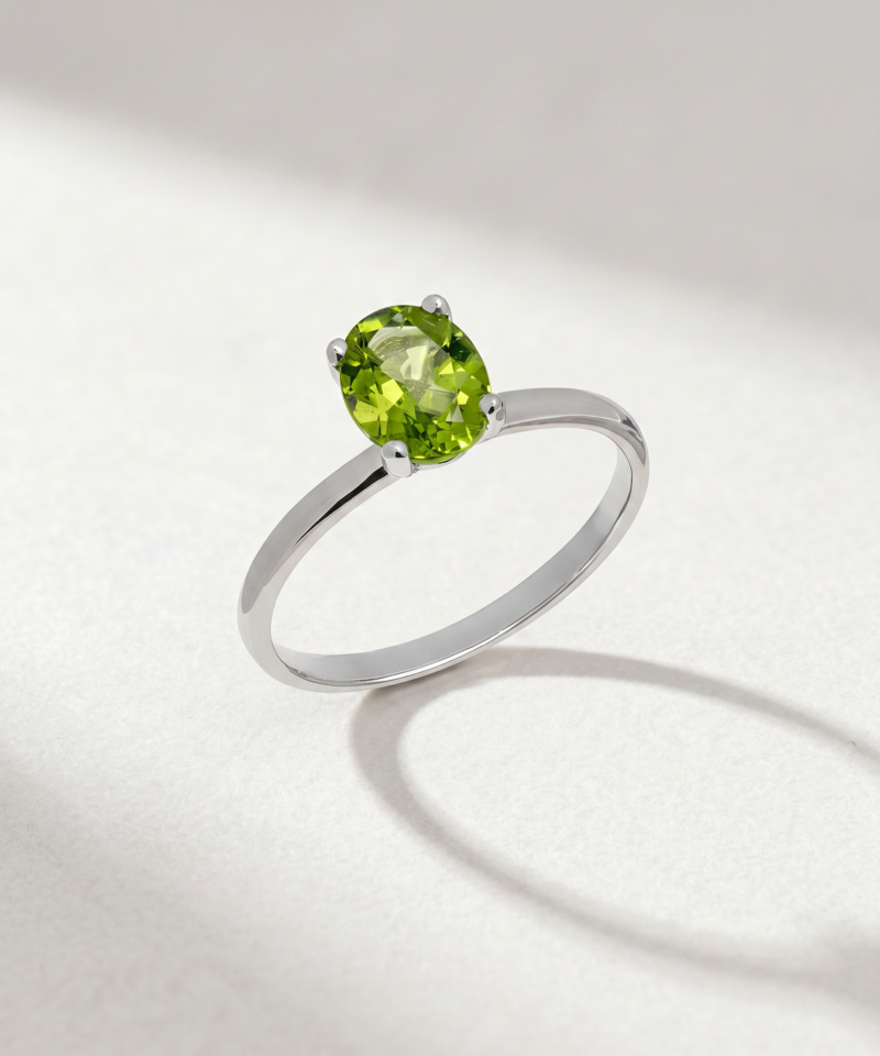 Oval Peridot Ring in K18 White Gold