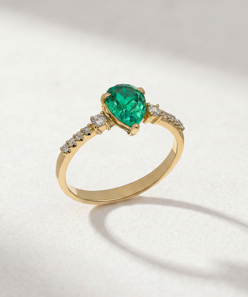 Pear-Cut Emerald & Diamond Ring in K18 Yellow Gold