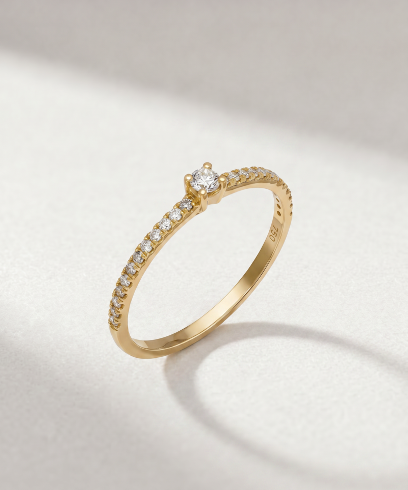 Round-Cut Diamond Pavé Solitaire Ring in K18 Yellow Gold