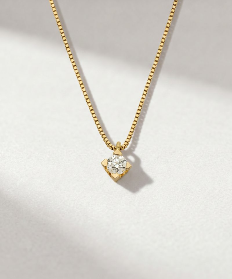 Round-Cut Diamond Solitaire Necklace in K18 Yellow Gold