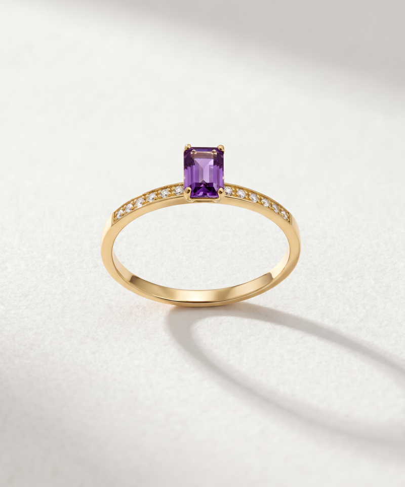 Emerald-cut amethyst ring with cubic zirconia in K14 yellow gold