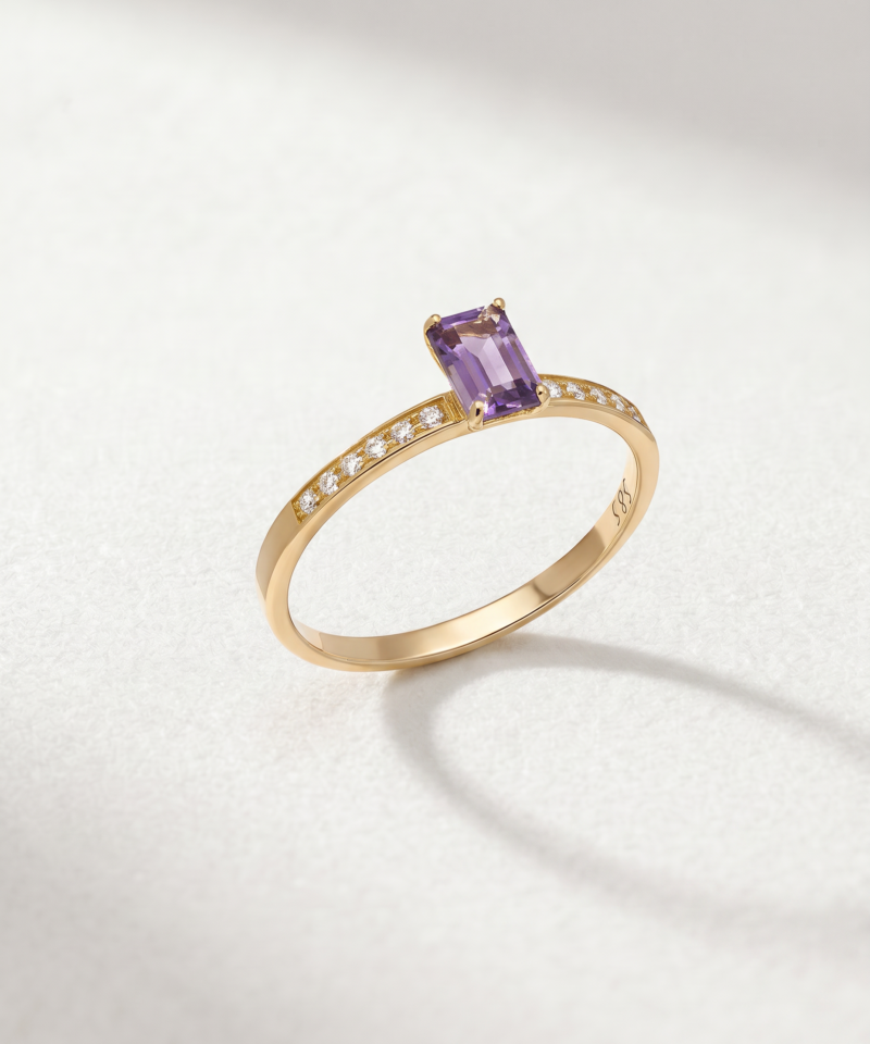 Emerald-cut amethyst ring with cubic zirconia in K14 yellow gold