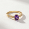 oval-cut amethyst and zirconia ring in K14 yellow gold