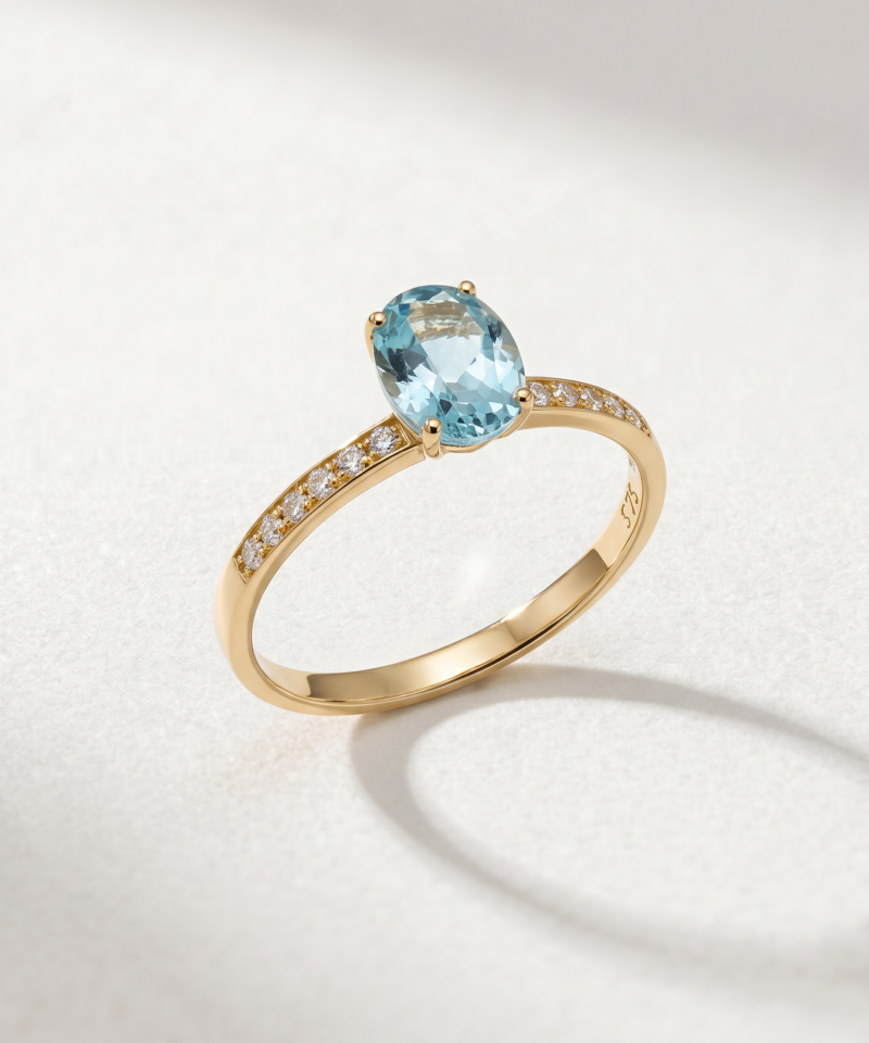 Oval-cut blue topaz ring with cubic zirconia in K14 yellow Oval-cut blue topaz ring with cubic zirconia in K14 yellow gold